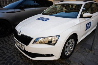 Lviv, Ukrayna - 07 Nisan 2025: Polonya Televizyonu logosunun yer aldığı beyaz bir araba Lviv 'de bir kaldırım taşı caddesinde park edilmiş.