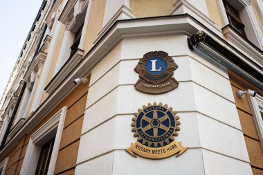 Lviv, Ukrayna - 07 Nisan 2025: Aslanlar ve Rotary örgütünün duvarları klasik bir Avrupa binasına asıldı.