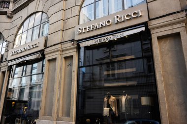 Lviv, Ukrayna - 07 Nisan 2025: Lüks moda Stefano Ricci butik cephesi zarif cam gösterileri ve sofistike şehir mimarisi.