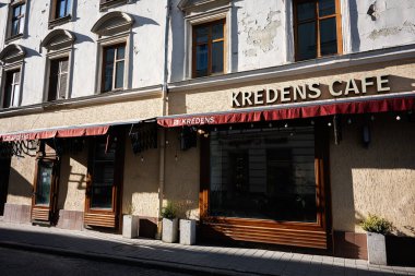 Lviv, Ukrayna - 07 Nisan 2025: Lviv 'de güneşli bir günde Kredens Kafe cephesi