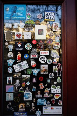 Lviv, Ukrayna - 07 Nisan 2025: Canlı kentsel bir ortamda canlı ve çeşitli çıkartmalarla süslenmiş bir pencere