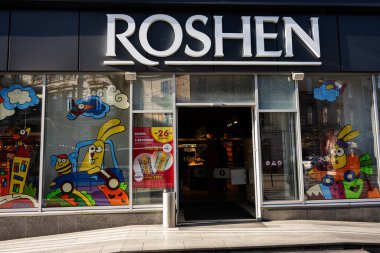 Lviv, Ukrayna - 07 Nisan 2025: Roshen şeker dükkanının Lviv 'deki resimli karakterleri ve girişi