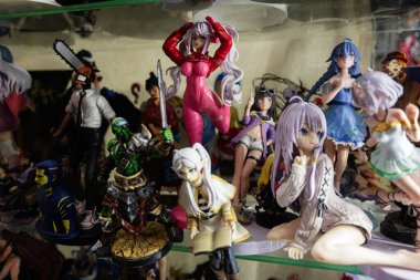 Lviv, Ukrayna - 07 Nisan 2025: Renkli anime ve manga karakter figürlerinin ayrıntılı bir koleksiyonu.