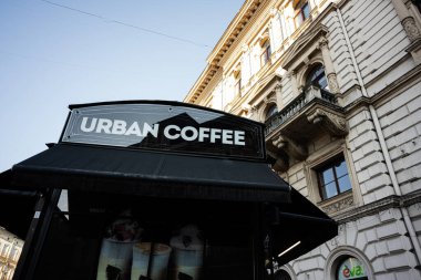 Lviv, Ukrayna - 07 Nisan 2025: Lviv 'de eski binalar ve mavi gökyüzüyle çevrili bir kahve kulübesi