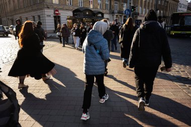 Lviv, Ukrayna - 07 Nisan 2025: Lviv 'in şehir merkezinde yayaların geçişlerini ve çatışmalarını gösteren bir sokak manzarası.