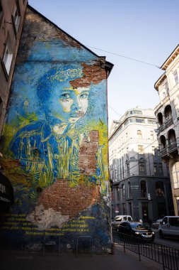 Lviv, Ukrayna - 07 Nisan 2025: Çarpıcı bir mavi ve sarı duvar resmi bir şehir binasının içini süslüyor.