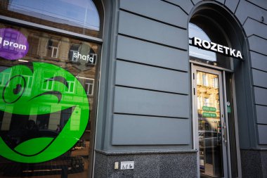 Lviv, Ukrayna - 07 Nisan 2025: Lviv 'deki modern mağaza önü Rozetka cesur markalaşma ve yansıtıcı cam elementleri