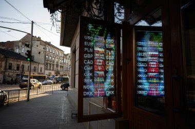 Lviv, Ukrayna - 07 Nisan 2025: Lviv 'de renkli ekran, sokak manzarası ve kentsel çevre ile döviz kuru