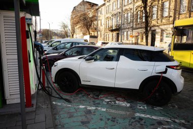 Lviv, Ukrayna - 07 Nisan 2025: Bir caddedeki şarj istasyonuna bağlı elektrikli araç DS 3 Crossback 
