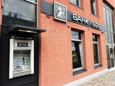 Kyiv, Ukrayna - 08 Nisan 2025: Bir ATM ve modern mimarinin yer aldığı Lviv bankasının dış yüzeyi
