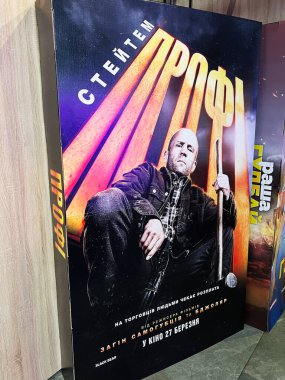 Kyiv, Ukrayna - 08 Nisan 2025: Çalışan Adam, Jason Statham. Canlı renkleri ve dramatik kompozisyonu olan bir film posterinin dinamik çizimi