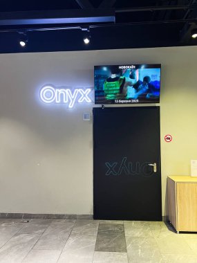 Kyiv, Ukrayna - 08 Nisan 2025: Minimalist tasarımlı ticari alan Onyx ve monte edilmiş bir televizyon ekranı.