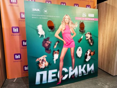 Kyiv, Ukrayna - 08 Nisan 2025: Köpek filmi. Eğlenceli bir atmosferi olan parlak dizayn edilmiş bir standı, köpekleri ve şık bir Lesia Nikitiuk kadını sergiliyor..