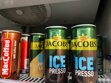 Kyiv, Ukrayna - 08 Nisan 2025: Jacobs 'un bir seçimi buzlu kahve ürünlerini tüketime hazır bir buzdolabında konserveledi
