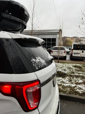 Kyiv, Ukrayna - 08 Nisan 2025: Ford Explorer kış koşullarında karlı bir şehir merkezinde çıkartma ve kargo kutusunun kullanıldığı araç
