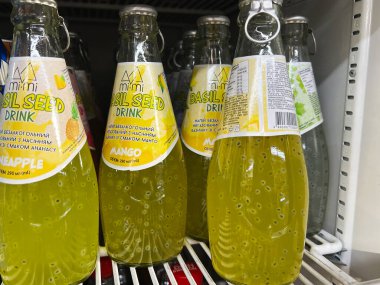 Kyiv, Ukrayna - 08 Nisan 2025: Soğutulmuş bir perakende buzdolabında sergilenen tropik meyve aromalı Mi Mi fesleğen tohumu içecekleri.