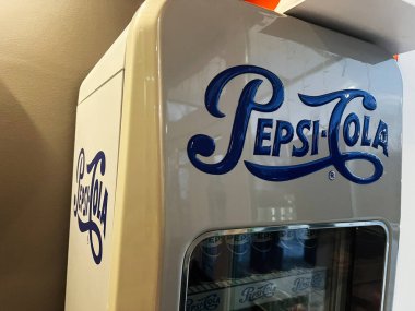 Kyiv, Ukrayna - 08 Nisan 2025: Pepsi-Cola buzdolabı eski cazibe ve nostaljik cazibeyi yansıtıyor