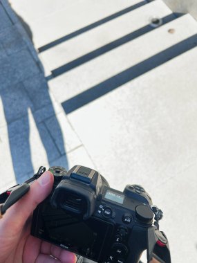 Kyiv, Ukrayna - 08 Nisan 2025: Nikon Z7 II adlı bir kamera gölgeler ve çizgilerle açık havada tutuluyor
