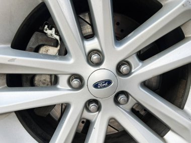 Kyiv, Ukrayna - 08 Nisan 2025: Görünür fren bileşenlerine sahip şık bir Ford araba tekerleğinin ayrıntılı görünümü