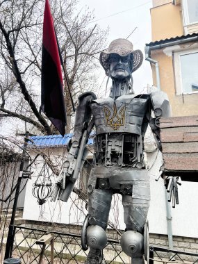 Kyiv, Ukrayna - 08 Nisan 2025: Açık havada hasır şapka takan yaratıcı bir metalik robot.