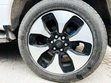 Kyiv, Ukrayna - 08 Nisan 2025: Ford F-150 model lüks alaşımlı jantlı ve lastikli bir arabanın ayrıntılı görüntüsü.
