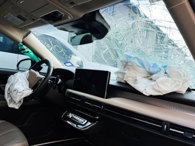 Kyiv, Ukrayna - 08 Nisan 2025: Hava yastıkları açılmış ve ön camı kırılmış Lincoln aracının iç görünümü.