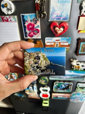 Kyiv, Ukrayna - 08 Nisan 2025: Manarola, Cinque Terre, İtalya 'da dahil olmak üzere seyahat noktalarını gösteren buzdolabı mıknatısları.