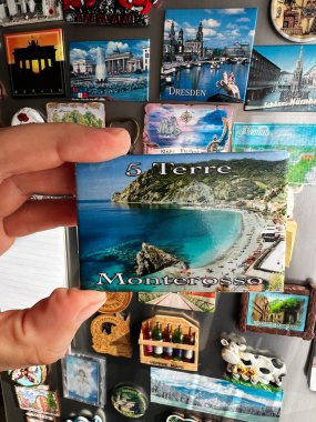 Kyiv, Ukrayna - 08 Nisan 2025: Renkli seyahat hatırası mıknatısları dünyanın dört bir yanında popüler noktalar gösteriyor. Monterosso, Cinque Terre, İtalya