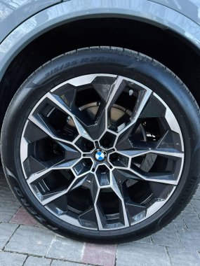 Kyiv, Ukrayna - 08 Nisan 2025: Geometrik şekilli ve parlak siyah ve gümüş yüzeyli BMW X7 alaşımlı tekerlek tasarımı