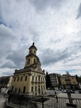 Buchach, Ukrayna - 08 Nisan 2025: Barok tarzı bina bir plaza ve bulutlu gökyüzü yanında süslü tasarımı ile. Buchach Belediye Binası Kulesi 