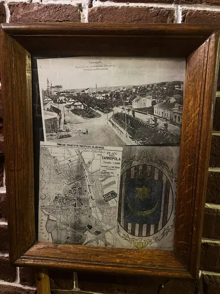 Kyiv, Ukrayna - 08 Nisan 2025: Tarnopol 'ün tarihi şehir manzaraları, eski harita ve amblem tasarımı çerçeveli kompozisyon.