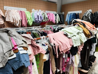 Kyiv, Ukrayna - 08 Nisan 2025: Düzenli olarak sergilenen çeşitli giysileri olan bir giyim mağazasının içi.
