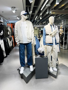 Kyiv, Ukrayna - 08 Nisan 2025: Gündelik ve modaya uygun moda tarzlarının yer aldığı mankenler üzerinde erkek kıyafetleri sergilendi.