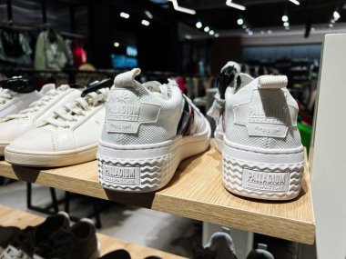 Kyiv, Ukrayna - 08 Nisan 2025: Beyaz Paladyum spor ayakkabıları şık bir çevreye sahip bir butik mağazasının rafında sergilendi