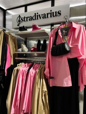 Kyiv, Ukrayna - 08 Nisan 2025: Stradivarius 'un bir perakende mağazasında düzenlediği şık pembe ve bej rengi kıyafetler.