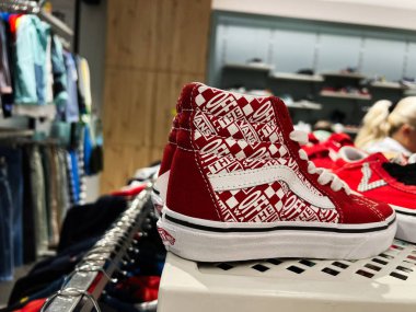 Kyiv, Ukrayna - 08 Nisan 2025: Perakende ortamda sergilenen logo desenli lüks kırmızı Vans ayakkabıları