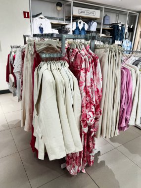 Kyiv, Ukrayna - 08 Nisan 2025: Çağdaş bir butik ortamında raflara dizilmiş şık kadın giysileri