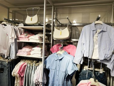 Kyiv, Ukrayna - 08 Nisan 2025: Moda giysileri ve aksesuarlar çağdaş bir mağaza vitrininde çekici bir şekilde düzenlendi