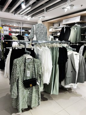 Kyiv, Ukrayna - 08 Nisan 2025: Çağdaş perakende mağazası organize bir düzende moda giysileri ve aksesuarları sergiliyor