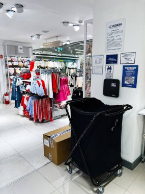 Kyiv, Ukrayna - 08 Nisan 2025: Giysi rafları, depolama ekipmanları ve modern ekran düzeni olan bir perakende mağazası