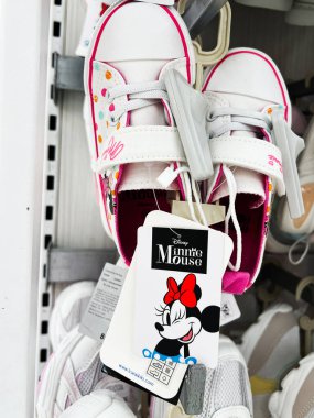 Kyiv, Ukrayna - 08 Nisan 2025: Minnie Mouse temalı çocuk ayakkabıları, genç moda meraklıları için mükemmel.