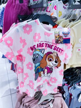 Kyiv, Ukrayna - 08 Nisan 2025: Eğlenceli çiçekli ve popüler Paw Patrol animasyon karakterli parlak çocuklar tişörtü.