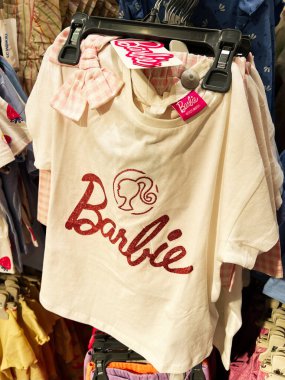 Kyiv, Ukrayna - 08 Nisan 2025: Parlak metin içeren şık Barbie tişörtü perakende giyim mağazasında sergileniyor