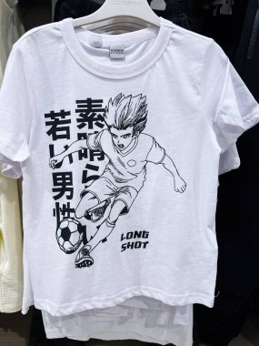 Kyiv, Ukrayna - 08 Nisan 2025: Dinamik futbol illüstrasyonu ve Japonca metin grafiklerinin yer aldığı Anime tarzı tişört