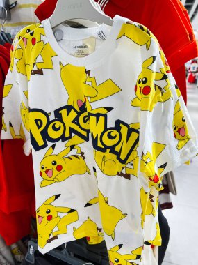 Kyiv, Ukrayna - 08 Nisan 2025: Bir mağazada asılı duran popüler Pokemon animasyon karakterleriyle basılmış beyaz tişört