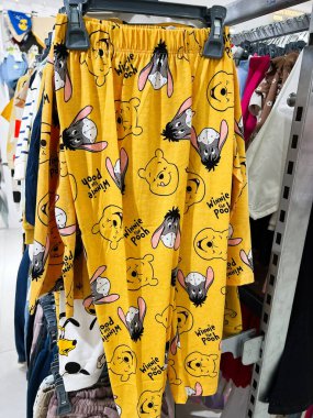 Kyiv, Ukrayna - 08 Nisan 2025: Neşeli Winnie the Pooh ve arkadaşları temalı tasarımlarla süslenmiş renkli kumaş.