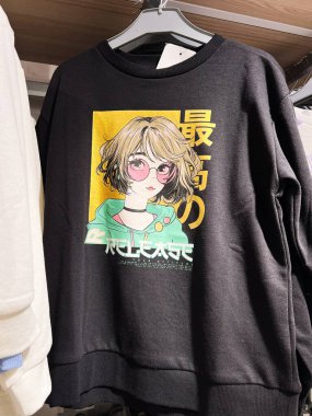 Kyiv, Ukrayna - 08 Nisan 2025: Renkli anime tabanlı siyah kazak ve Japonca metin tasarımı