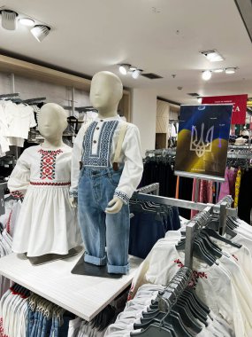 Kyiv, Ukrayna - 08 Nisan 2025: Moda sahasında canlı Ukrayna geleneksel giysileri içinde çocuk mankenleri göstermek