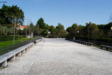 Portekiz, Fatima 'da bankları ve yeşillikleri olan manzaralı bir kaldırım..