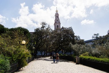 Portekiz, Fatima 'da bir şapele giden güzel bir patika, doğayla çevrili.